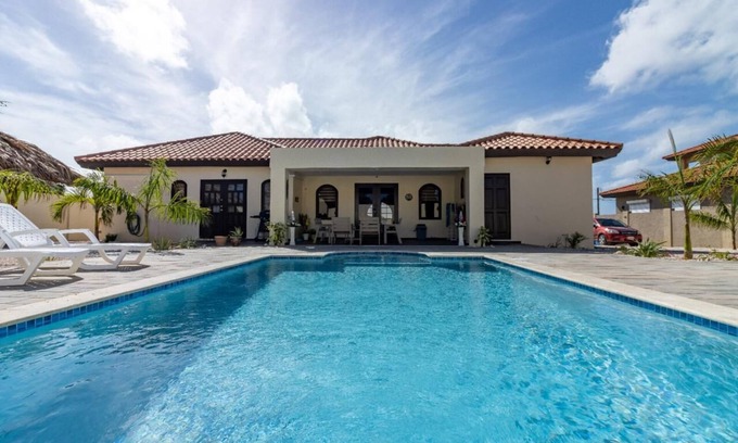 Boroncana House | 3 Minute Drive to Palm Beach!