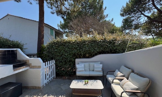 Lecci Apartment | 3 minutes walk from the sea in a well-kept family residence