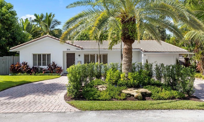 Birch Park Finger Streets House | 3 minutes walk to the Beach Family Vacation Home with Private Pool and Jacuzzi