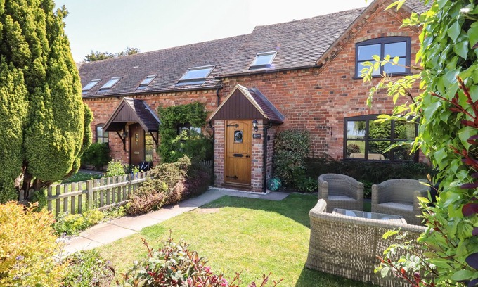 Pershore Cottage | 3 MOUNT PLEASANT, pet friendly, with a garden in Pershore
