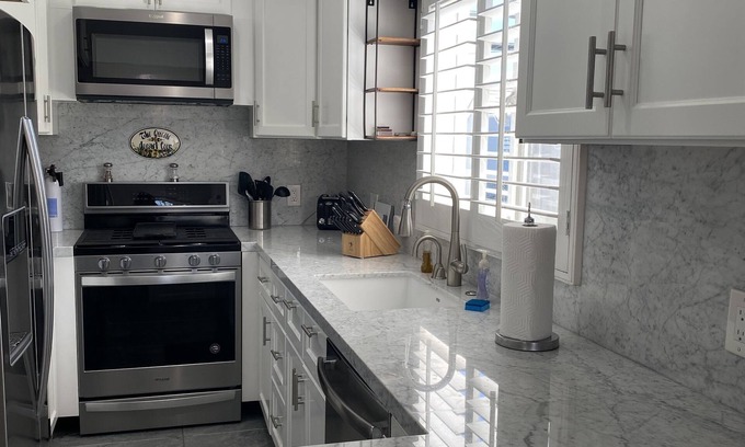 Balboa Island Apartment | 3 Properties From the Beach