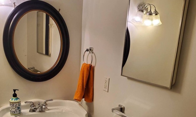 Fairland Apartment | 3 Queen beds, Private entry, Kitchen/bath