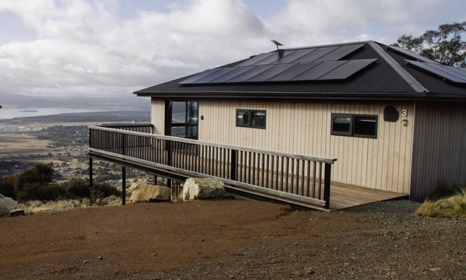 Mount Rumney House | 3 Seaviews Wombat Mt Rumney Escapes