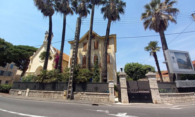 Golfe Juan House | 3 separately-rentable 2-room apartments, shops, beaches, private parking.