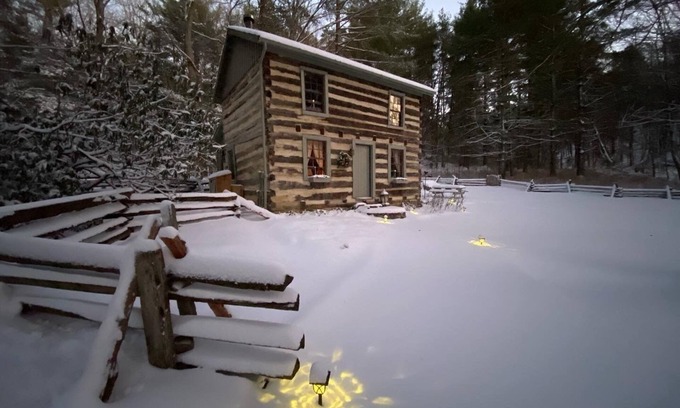 Montebello Cabin | 3 Sisters - Historic 1840 Pre-Civil War Log Cabin with sauna, hot tub & firepit!