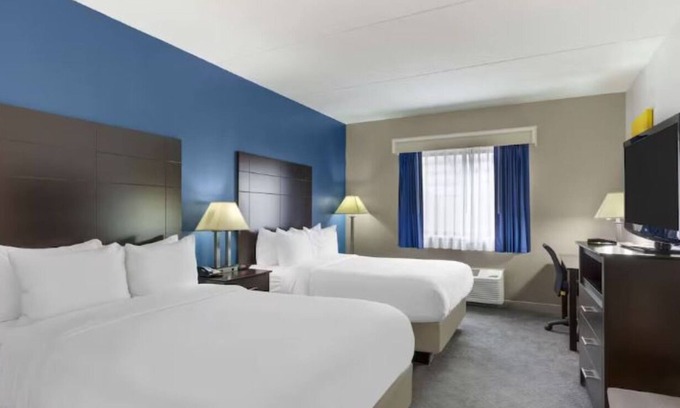 Mundelein Hotel | 3 Tranquil Family Suites in Mundelein | Hot Breakfast Included Near Chicago