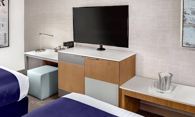 Gateway District Hotel | 3 x Elevate 2 Queens at The STRAT Hotel, Casino & Tower