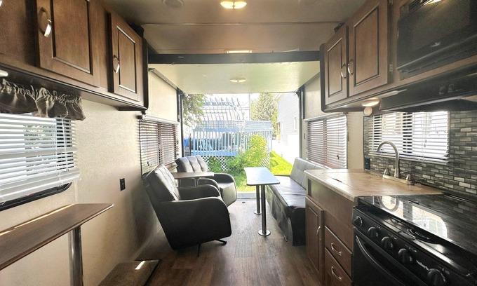 Kensington House | 30" Trailer, Sleeps 4, Available for Calgary Stampede in Hillhurst, Downtown