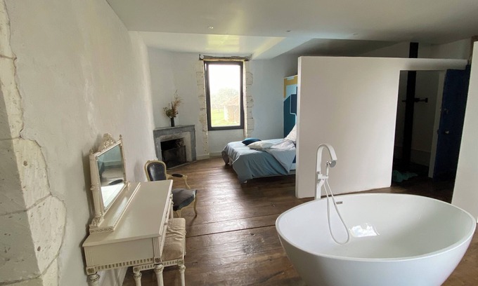 Chapdeuil Bed & Breakfast | 300m2 manor house, absolute serenity 1h30 from the ocean