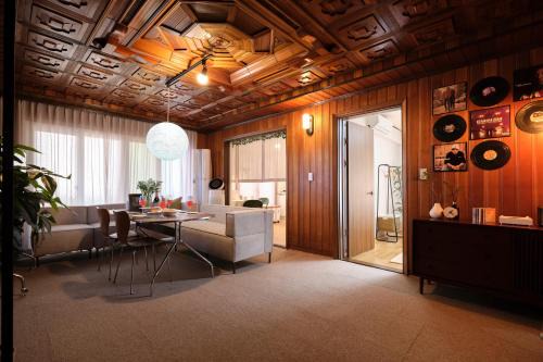 Banghwa-dong Apartment | 30pyeong private sensational accommodation spacious living room 2 minutes from Sinbang hwa Station kimpoairport near hong-dae