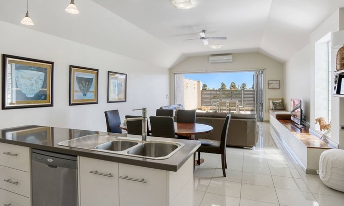 Port Fairy House | 32a Sackville St located in the heart of the town