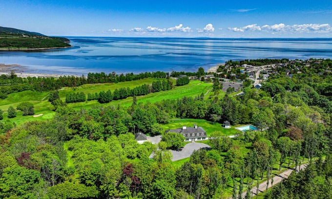Pointe-au-Pic House | 359 · Les Immeubles Charlevoix - 359