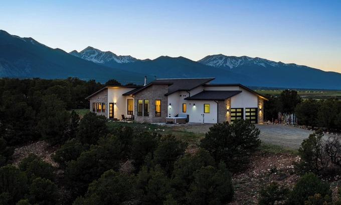 Nathrop House | 360 views & Private Hot Tub, Near the Hot Springs