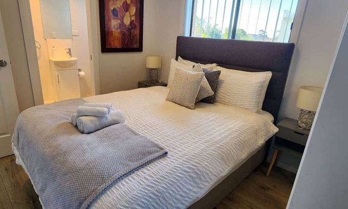 Wollongong CBD House | 36C: Granny studio near Hospital, with Parking