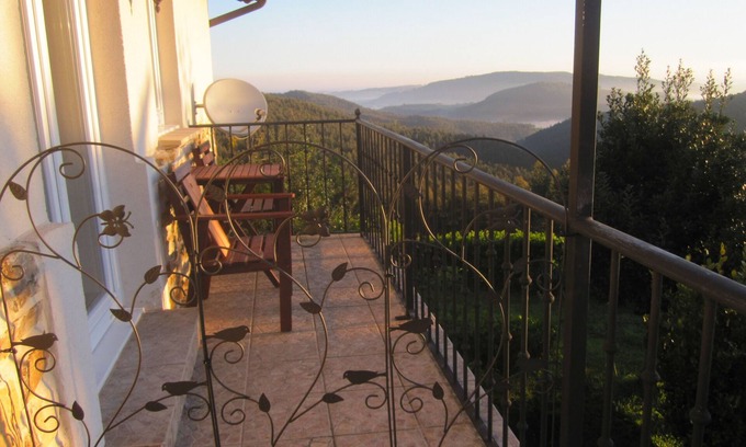 Meruelo Apartment | 36m2 studio with kitchenette, balcony, garden between Bilbao and Santander