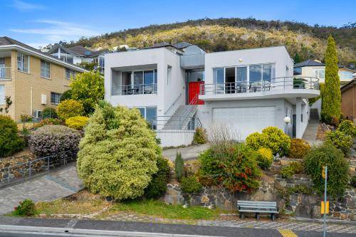 Sandy Bay Bed & Breakfast | 395 m² Bed and breakfast ∙ 5 bedrooms ∙ 12 guests