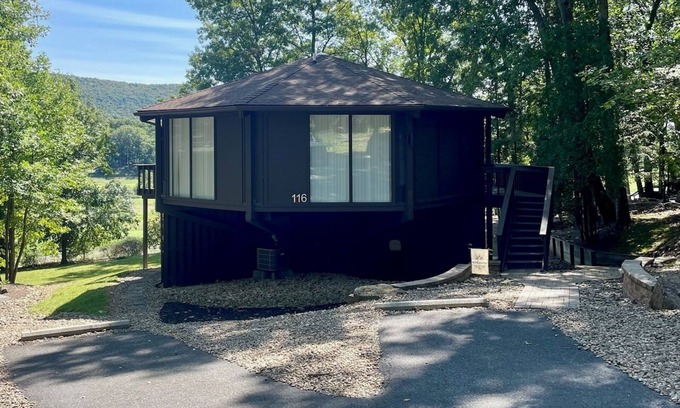 Bedford House | 3BD/3BA Roundhouse Retreat near Bedford Springs, where breathtaking views await!