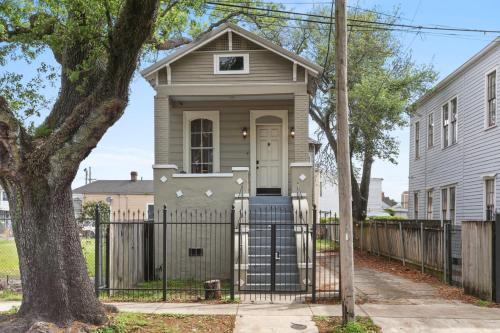 Faubourg Delassize House | 3BD HOME STEPS TO SAINT CHARLES Gated Parking