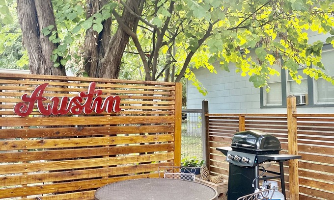 Hancock House | 3bdrm 10 mins Downtown, Next to UT, Outdoor Dining & Grill