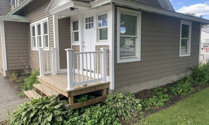 Farmington Apartment | 3bed -1 bathApartment in town mins to UMF or Hospital