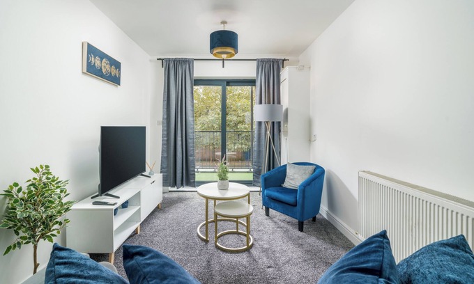 Canning Town Apartment | 3Bed by Canning Town Stn/Balcony/Central Location