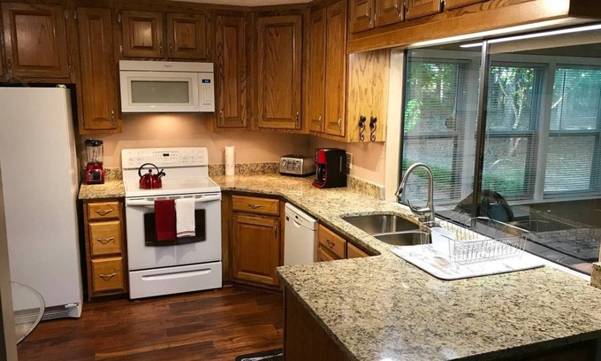Fayetteville House | 3Bedroom 2 Bath Home. Close to Trilith Studio's Airport… shopping mall.