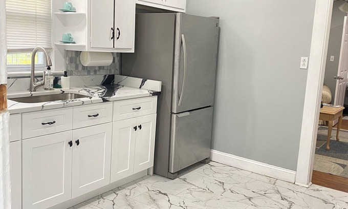 Teaneck Apartment | 3bedroom apartment in Teaneck with AC, WiFi, 12 miles from Times Square NYC.