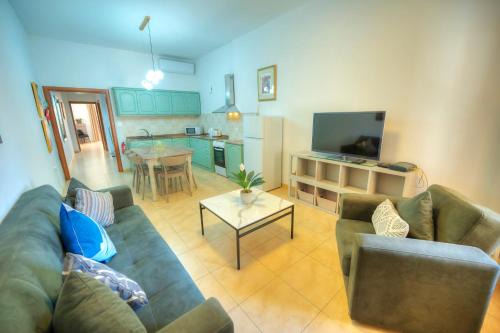 Sliema Apartment | 3bedroom house with yard and roof terrace CZER1-1