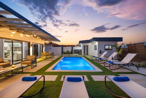Esmeralda Villa | 3br - 1 Min To Beach, Pool, Bbq, Prime Location