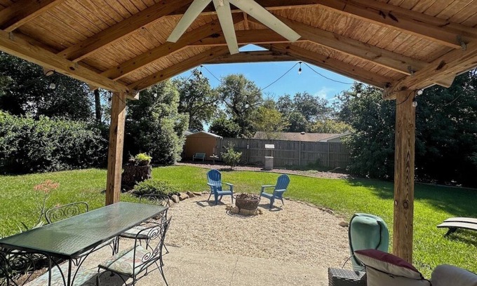 Saint Simons Island House | 3BR/2BA, Sleeps 6 and Pet Friendly. Short walk to the Beach and Pier Village!