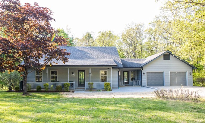 Farmers House | 3BR 3 Bath home with hot tub eight minutes from Cave Run Lake