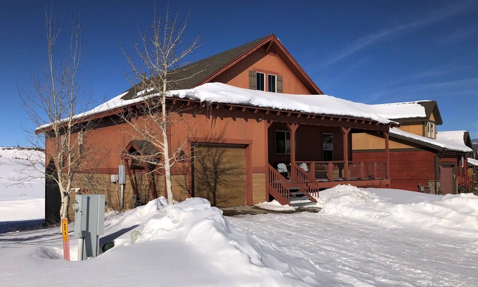 Granby House | 3br/3ba home 4 blcks 2 Granby Rnch base,wifi,xbox,foosball,2Kng bd,bunk beds F/T