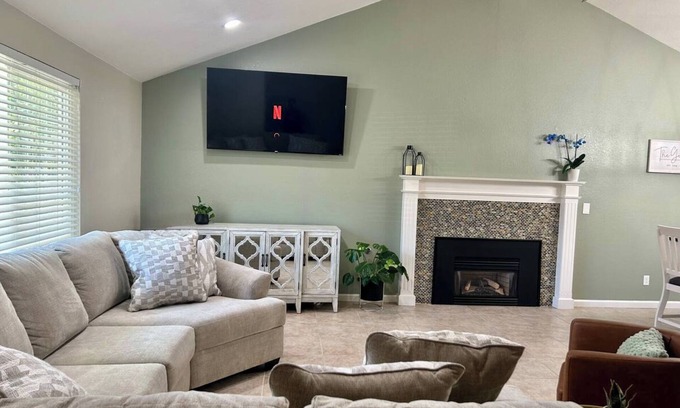 Fresno House | 3BR/3BA, Pool, Daybed, Outdoor BA/Shower & Netflix