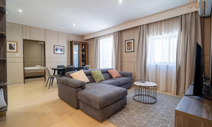 Fgura Apartment | 3BR Designer Stay with Outdoor Space, WIFI & AC !