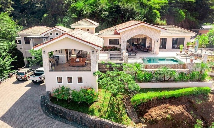 Coco Villa | 3BR Getaway | Infinity Pool + Pickleball
