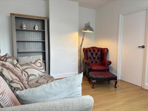 Crawley House | 3BR Home Away From Home - Free Parking - Near LGW Airport - VAT Registered
