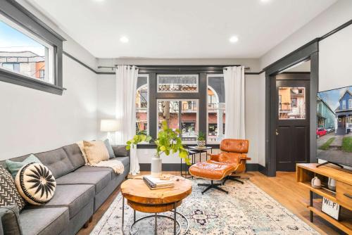 Sunnyside House | 3BR House - Renovated - Parking - Fast Wifi