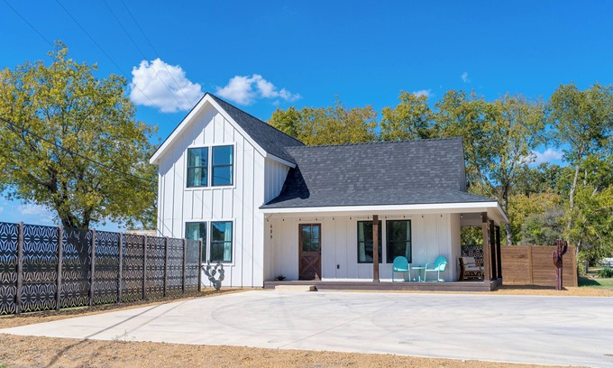 Saint Jo House | 3BR in Saint Jo, Near Wineries & Square