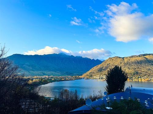 Frankton Apartment | 3BR Lakeview Home with Balcony, Parking, Near Marina
