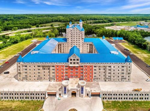 Grandville Apartment | 3BR Luxury Suite with Parking at The Grand Castle
