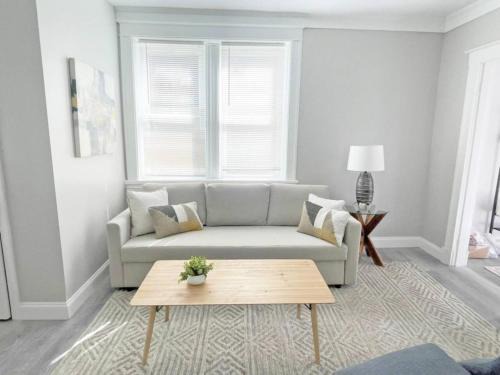 Mount Auburn House | 3BR Near UC | Zoo | Hospitals |Downtown | OTR