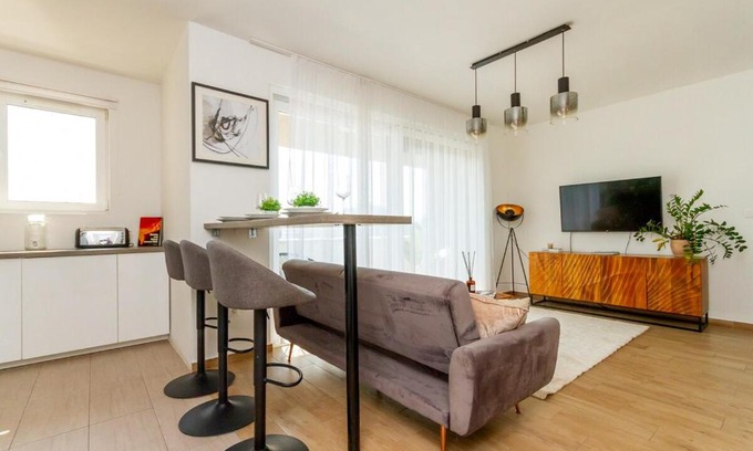 Vizafogo Apartment | 3BR Premium Skyline Penthouse w AC by NW