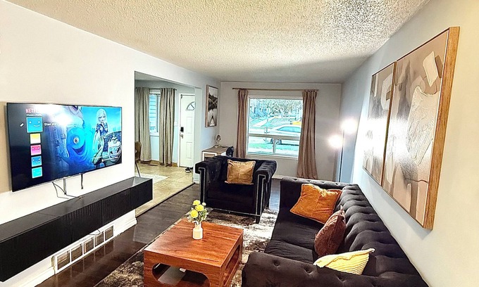 Southeast Edmonton House | 3BR Retreat | Sleeps 8 | king Bed | Mill woods