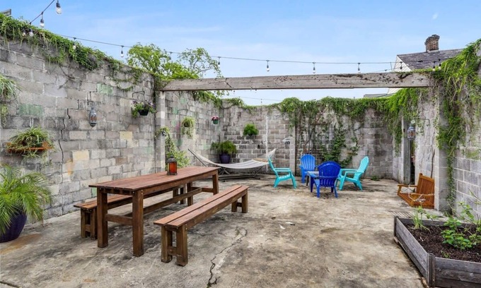 Seventh Ward House | 3BR Shotgun | 5 Min to French Quarter |Courtyard