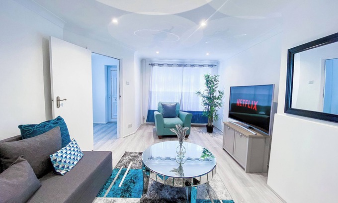 Elm Park House | 3BR-Sleeps5-Parking-NearTrainStation