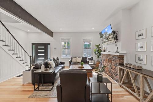 Mount Washington House | 3BR Stylish Retreat, Minutes from Downtown Pittsburgh, Free 3-Car Parking
