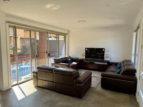 Burwood Villa | 3Br with study house in Burwood Unit2