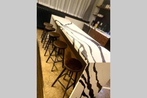 North Oakland Apartment | 3E-*New* Apt -5 min from Downtown, 3E, Sleeps 6