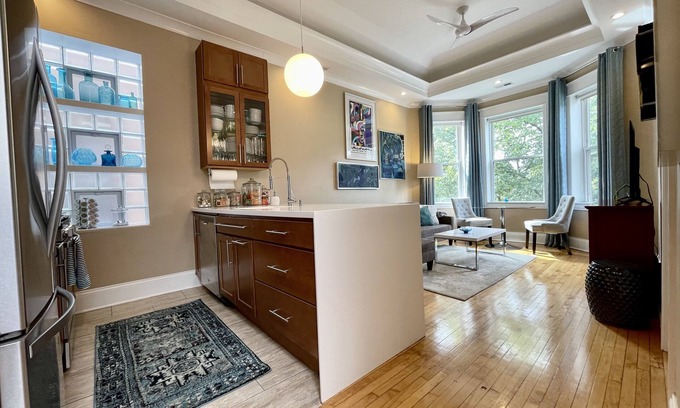 Near West Side Apartment | 3F Vintage Graystone in Little Italy near loop UIC United Ct & McCormick Place