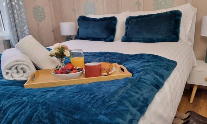 Greenwich West Apartment | 3min walk to DLR, easy commute to the City, close to shops and restaurants